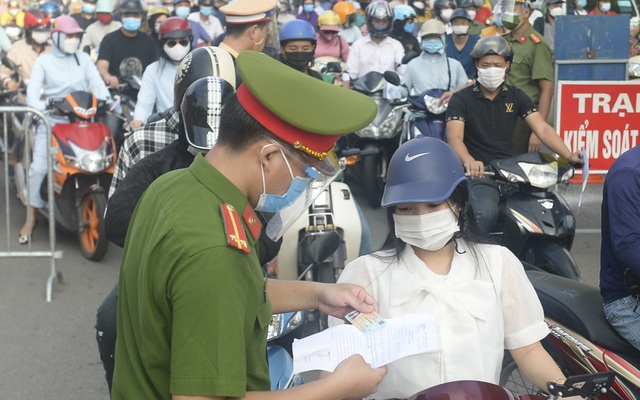 Lực lượng công an kiểm tra giấy đi đường của người dân.