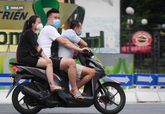 Ra đường mùa dịch: Nhiều người ở Hà Nội nhớ khẩu trang nhưng quên luật giao thông - Ảnh 2.
