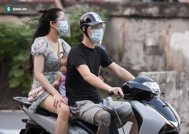 Ra đường mùa dịch: Nhiều người ở Hà Nội nhớ khẩu trang nhưng quên luật giao thông - Ảnh 5.