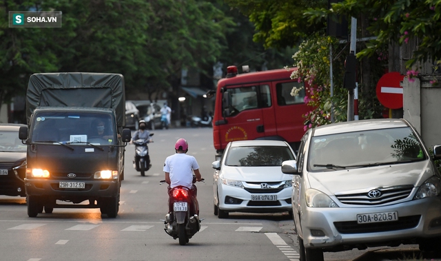 Ra đường mùa dịch: Nhiều người ở Hà Nội nhớ khẩu trang nhưng quên luật giao thông - Ảnh 8.