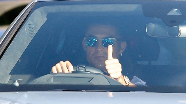 Đang lái Lamborghini Urus trên đường, Ronaldo thực hiện một hành động khiến ai cũng khen hết lời  - Ảnh 5.
