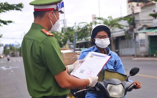 Tại sao có tình trạng 50 F0 ở TPHCM vẫn được cấp giấy đi đường?