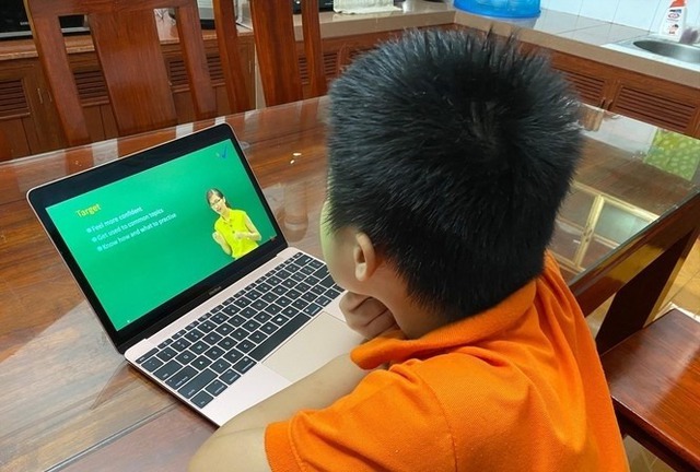 Sát ngày khai giảng, phụ huynh Việt cấp tập mua thiết bị cho con học online - Ảnh 1.