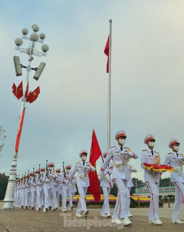 Lễ chào cờ thiêng liêng trước Lăng Bác được chiến sĩ Tiêu binh thực hiện thế nào? - Ảnh 11.