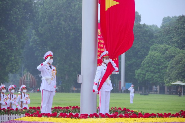 Lễ chào cờ thiêng liêng trước Lăng Bác được chiến sĩ Tiêu binh thực hiện thế nào? - Ảnh 5.