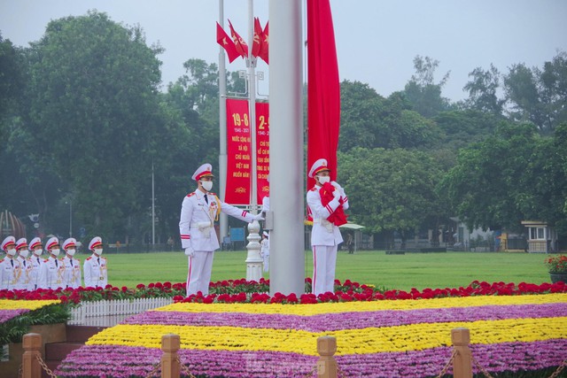 Lễ chào cờ thiêng liêng trước Lăng Bác được chiến sĩ Tiêu binh thực hiện thế nào? - Ảnh 7.