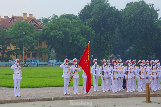 Lễ chào cờ thiêng liêng trước Lăng Bác được chiến sĩ Tiêu binh thực hiện thế nào? - Ảnh 9.