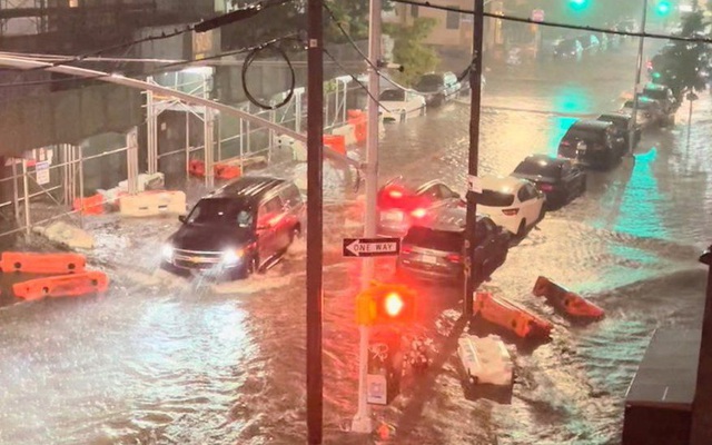 Đường phố New York "chìm" trong nước, thị trưởng ban bố tình trạng khẩn cấp sau những trận mưa lớn kỷ lục