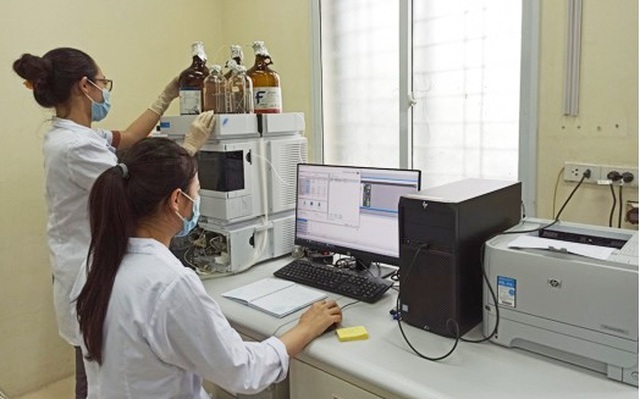 Kiểm tra độ tinh sạch của sản phẩm trên thiết bị HPLC tại Viện Hóa sinh biển