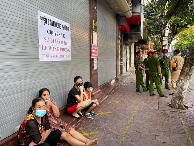 Bên trong bánh Trung thu ở các tiệm nổi tiếng có gì mà khiến hàng trăm người bất chấp dịch bệnh xếp hàng đợi mua? - Ảnh 14.