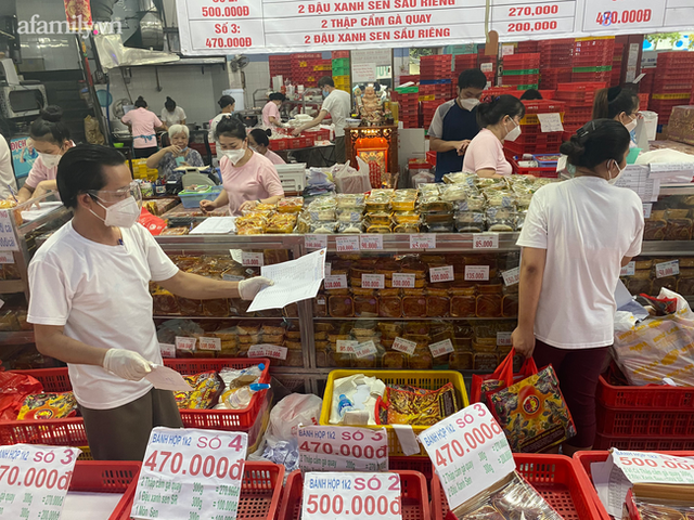 Bên trong bánh Trung thu ở các tiệm nổi tiếng có gì mà khiến hàng trăm người bất chấp dịch bệnh xếp hàng đợi mua? - Ảnh 23.