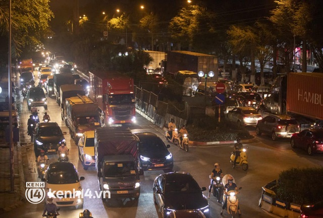 Hà Nội: Tuyến đường qua khu đô thị Xa La bất ngờ ùn tắc kéo dài trong ngày giãn cách cuối cùng - Ảnh 4.