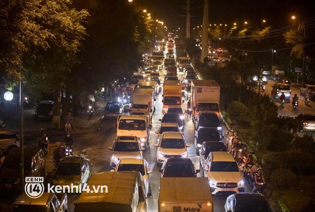 Hà Nội: Tuyến đường qua khu đô thị Xa La bất ngờ ùn tắc kéo dài trong ngày giãn cách cuối cùng - Ảnh 5.