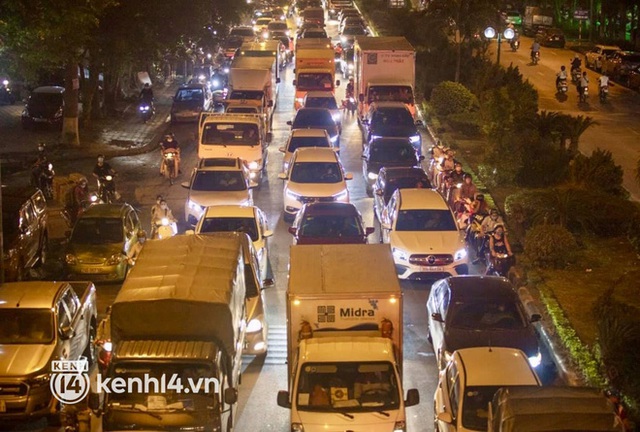 Hà Nội: Tuyến đường qua khu đô thị Xa La bất ngờ ùn tắc kéo dài trong ngày giãn cách cuối cùng - Ảnh 7.