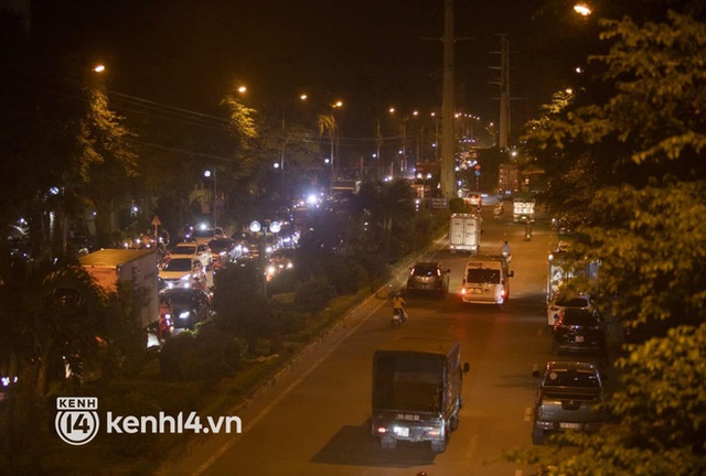 Hà Nội: Tuyến đường qua khu đô thị Xa La bất ngờ ùn tắc kéo dài trong ngày giãn cách cuối cùng - Ảnh 8.