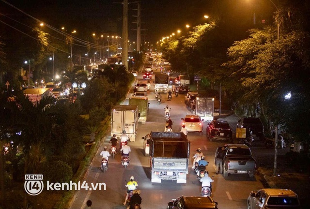 Hà Nội: Tuyến đường qua khu đô thị Xa La bất ngờ ùn tắc kéo dài trong ngày giãn cách cuối cùng - Ảnh 9.