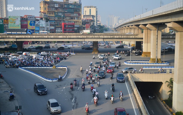 Ảnh: Hà Nội sáng đầu tiên nới lỏng giãn cách xã hội, người dân lại được trải nghiệm đặc sản tắc đường - Ảnh 1.