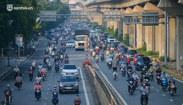 Ảnh: Hà Nội sáng đầu tiên nới lỏng giãn cách xã hội, người dân lại được trải nghiệm đặc sản tắc đường - Ảnh 2.