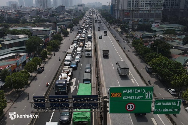 Hà Nội: Đường vành đai 3 trên cao ùn tắc hàng km từ Linh Đàm tới nút giao Phạm Hùng - Ảnh 2.