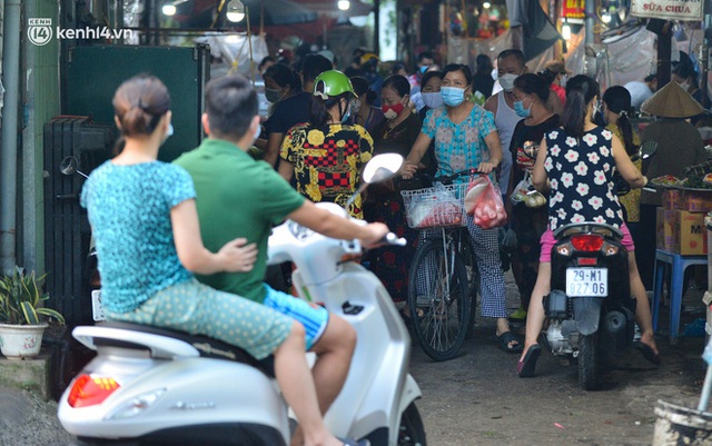 Ảnh: Hà Nội vừa nới lỏng giãn cách xã hội, người dân ra đường từ tờ mờ sáng, chợ dân sinh tấp nập người mua kẻ bán - Ảnh 14.