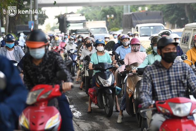 Ảnh: Hà Nội sáng đầu tiên nới lỏng giãn cách xã hội, người dân lại được trải nghiệm đặc sản tắc đường - Ảnh 17.