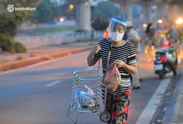 Ảnh: Hà Nội vừa nới lỏng giãn cách xã hội, người dân ra đường từ tờ mờ sáng, chợ dân sinh tấp nập người mua kẻ bán - Ảnh 6.