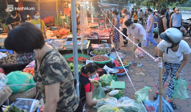 Ảnh: Hà Nội vừa nới lỏng giãn cách xã hội, người dân ra đường từ tờ mờ sáng, chợ dân sinh tấp nập người mua kẻ bán - Ảnh 7.
