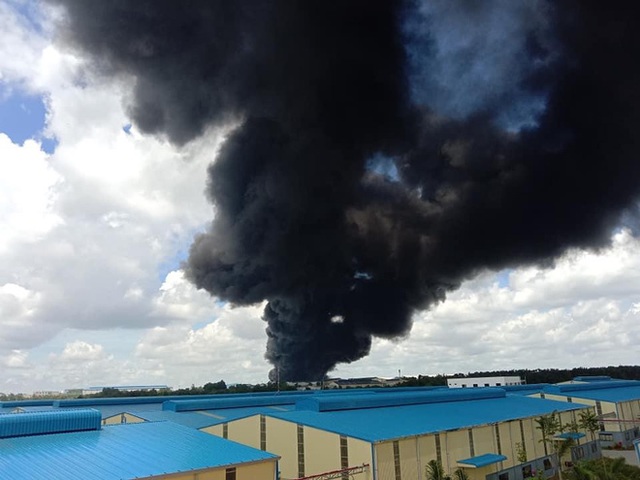 NÓNG: Công ty sản xuất mút xốp trong KCN ở Bình Dương chìm trong biển lửa, có công nhân ngất xỉu - Ảnh 1.