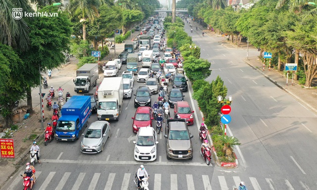 Toàn cảnh Hà Nội trong ngày đầu nới lỏng giãn cách: Đặc sản tắc đường, nhịp sống quay trở lại, người dân ùn ùn ra cửa ngõ rời Thủ đô - Ảnh 12.