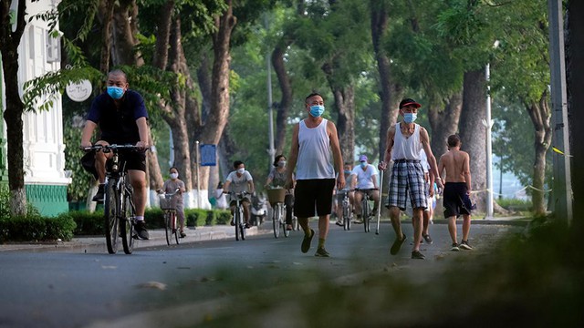 Hà Nội vừa nới lỏng giãn cách, người dân kéo nhau đi tập thể dục, chạy bộ, đạp xe - Ảnh 12.