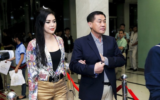 Si tình như tỷ phú Johnathan Hạnh Nguyễn: Trúng "tiếng sét ái tình" với nữ TVHK kém 19 tuổi, ráo riết đi mọi chuyến bay của vợ