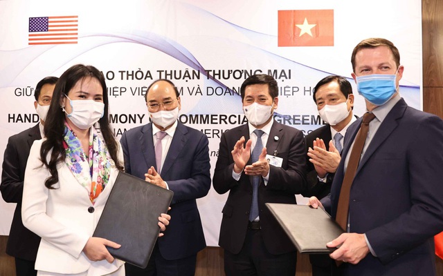 Bà Nguyễn Thị Thanh Bình, Phó Tổng giám đốc T&T Group và ông Ryan Legrand, Chủ tịch, Giám đốc điều hành Hội đồng ngũ cốc Hoa Kỳ trao đổi hợp đồng về nhập khẩu nguyên liệu thức ăn chăn nuôi.