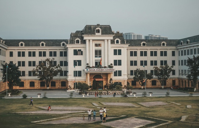 The second most beautiful university in Hanoi: What school is like a charming country, there is also a story that has caused a stir on social media for a long time - Photo 2.