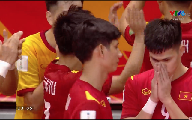 Cầu thủ ghi bàn cho futsal Việt Nam ở World Cup ôm mặt buồn bã sau thất bại, xúc động gửi gắm tâm sự