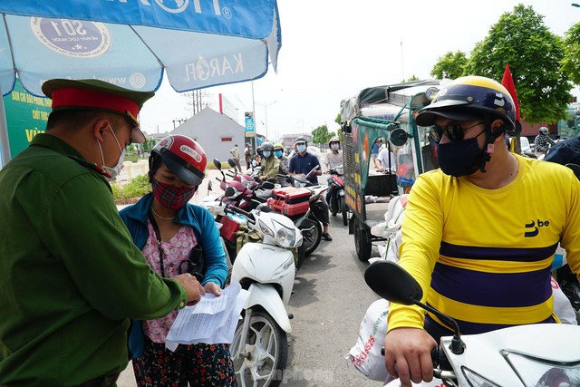 Thiếu giấy tờ, người dân buộc phải quay đầu tại cửa ngõ Hà Nội - Ảnh 1.