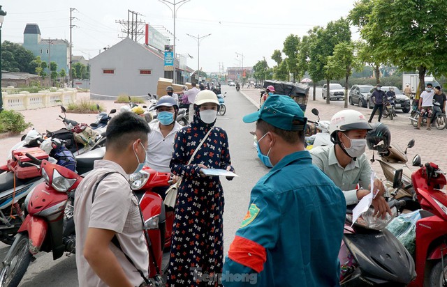 Thiếu giấy tờ, người dân buộc phải quay đầu tại cửa ngõ Hà Nội - Ảnh 3.