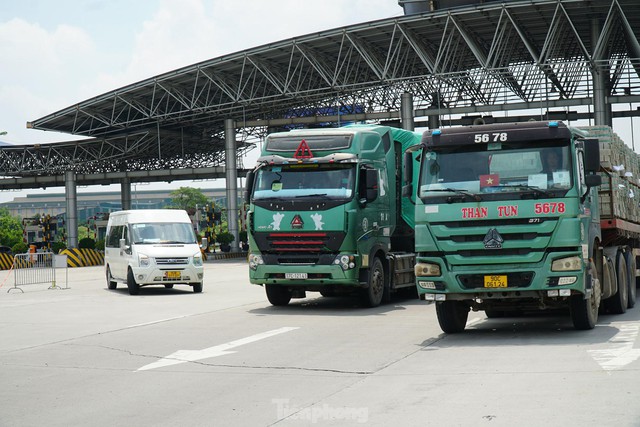 Thiếu giấy tờ, người dân buộc phải quay đầu tại cửa ngõ Hà Nội - Ảnh 10.