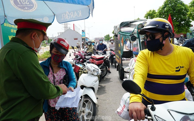 Thiếu giấy tờ, người dân buộc phải 'quay đầu' tại cửa ngõ Hà Nội