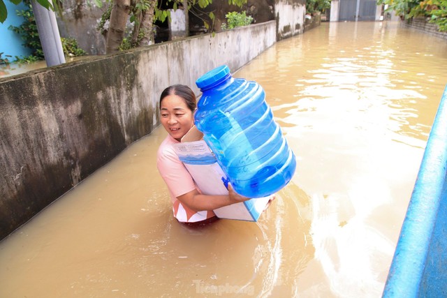 Hình ảnh chưa từng có trong tâm lụt tại Nghệ An - Ảnh 8.