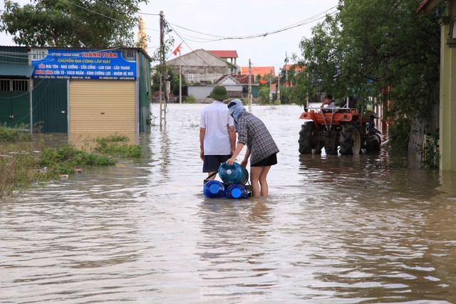 Hình ảnh chưa từng có trong tâm lụt tại Nghệ An - Ảnh 9.