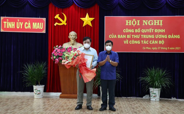 Ông Nguyễn Tiến Hải trao quyết định và chúc mừng ông Phạm Thành Ngại. ( Ảnh: Cổng TTĐT Cà Mau)