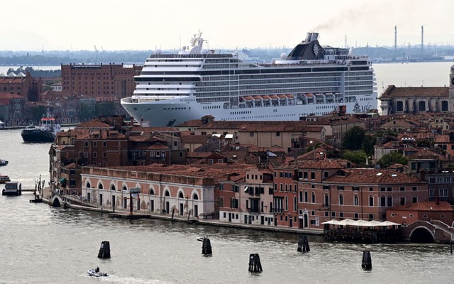 Vào tháng 7, thành phố Venice của Ý một lần nữa ra lệnh cấm tàu ​​du lịch vào trung tâm thành phố