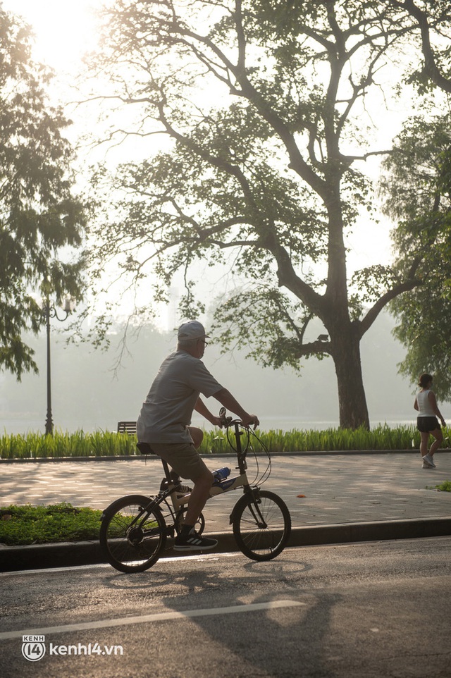 Hồ Gươm ngày trở lại: Trường đua xe đạp rộn ràng, người tập thể dục hân hoan còn giới trẻ í ới nhau chiều lượn một vòng nhé! - Ảnh 9.