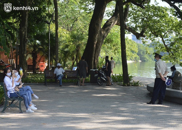 Ảnh: Hàng ghế ở hồ Gươm bị cỏ dại mọc bao quanh sau 2 tháng Hà Nội thực hiện giãn cách - Ảnh 11.
