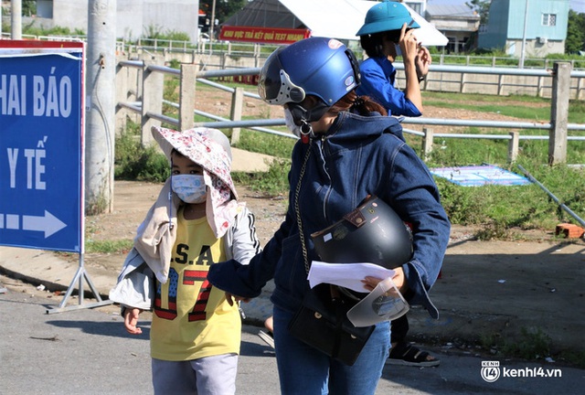  Ảnh: Giáo viên, học sinh tay xách, nách mang quay lại Đà Nẵng chờ ngày đến trường  - Ảnh 16.