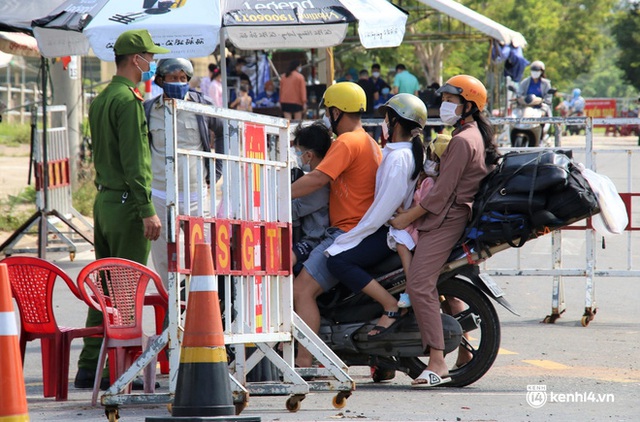  Ảnh: Giáo viên, học sinh tay xách, nách mang quay lại Đà Nẵng chờ ngày đến trường  - Ảnh 3.