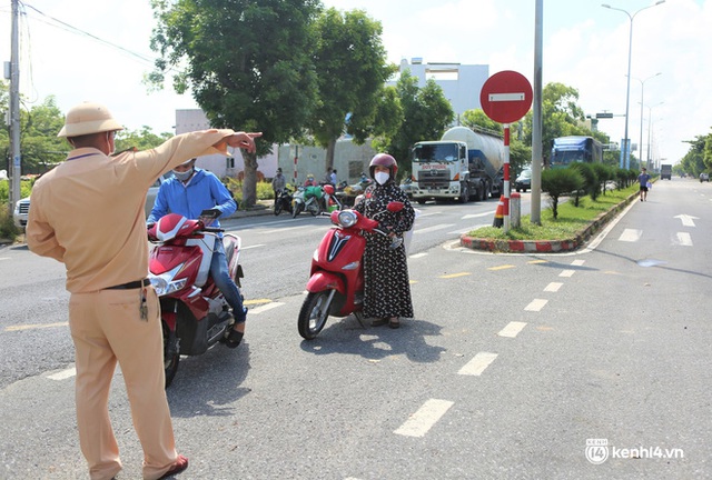  Ảnh: Giáo viên, học sinh tay xách, nách mang quay lại Đà Nẵng chờ ngày đến trường  - Ảnh 4.