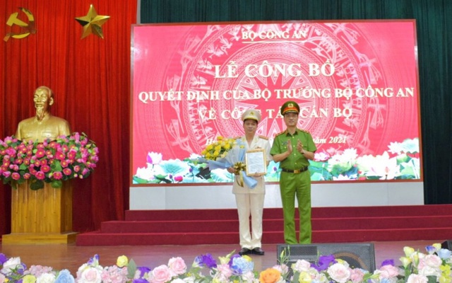 Trung tướng Nguyễn Duy Ngọc trao quyết định và chúc mừng Đại tá Nguyễn Thanh Trường.