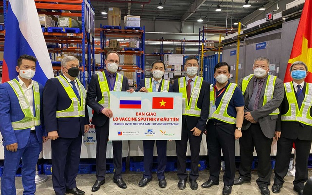 Việt Nam tiếp nhận lô vaccine Sputnik V đầu tiên