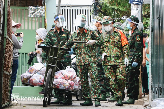 Ảnh: Quân đội dùng xe đạp thồ hàng trăm kg gạo và thực phẩm đến người dân trong hẻm nhỏ Sài Gòn - Ảnh 13.